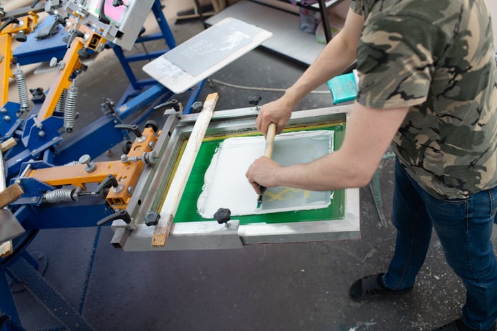 serigraphy-silk-screen-print-process-clothes-factory-frame-squeegee-plastisol-color-paints